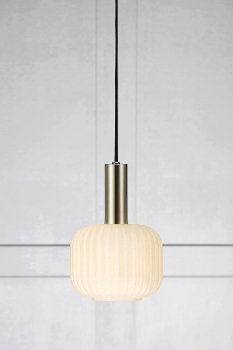 Sober Ø15 Argent lampe de fenêtre De Markslöjd - La suspension de fenêtre simple est une lampe élégante dans un format plus petit avec un abat-jour en verre rond et nervuré en blanc et une base en acier.