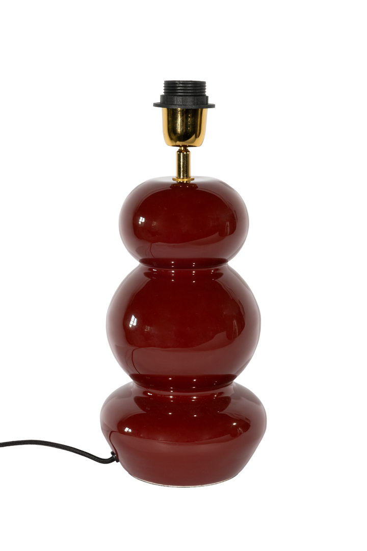 Becca 36cm rouge foncé pied de lampe De Alde & Lind - Becca est un pied de lampe décoratif en métal d'un rouge profond à la finition brillante, semblable à de l'émail.