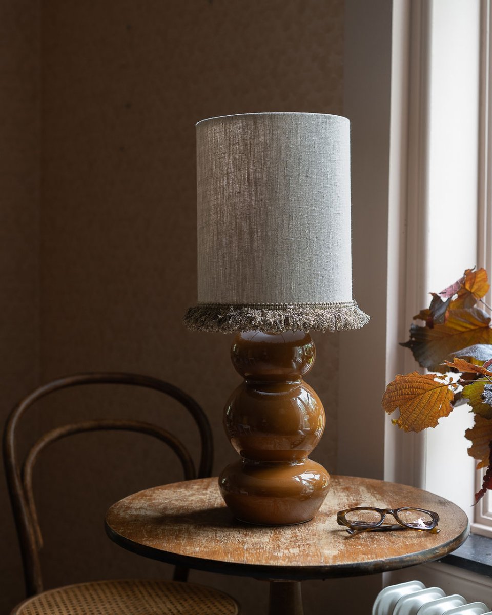 Becca 36cm Brun pied de lampe De Alde & Lind - Becca est un pied de lampe décoratif en métal brun chaud à la finition brillante, semblable à de l'émail.