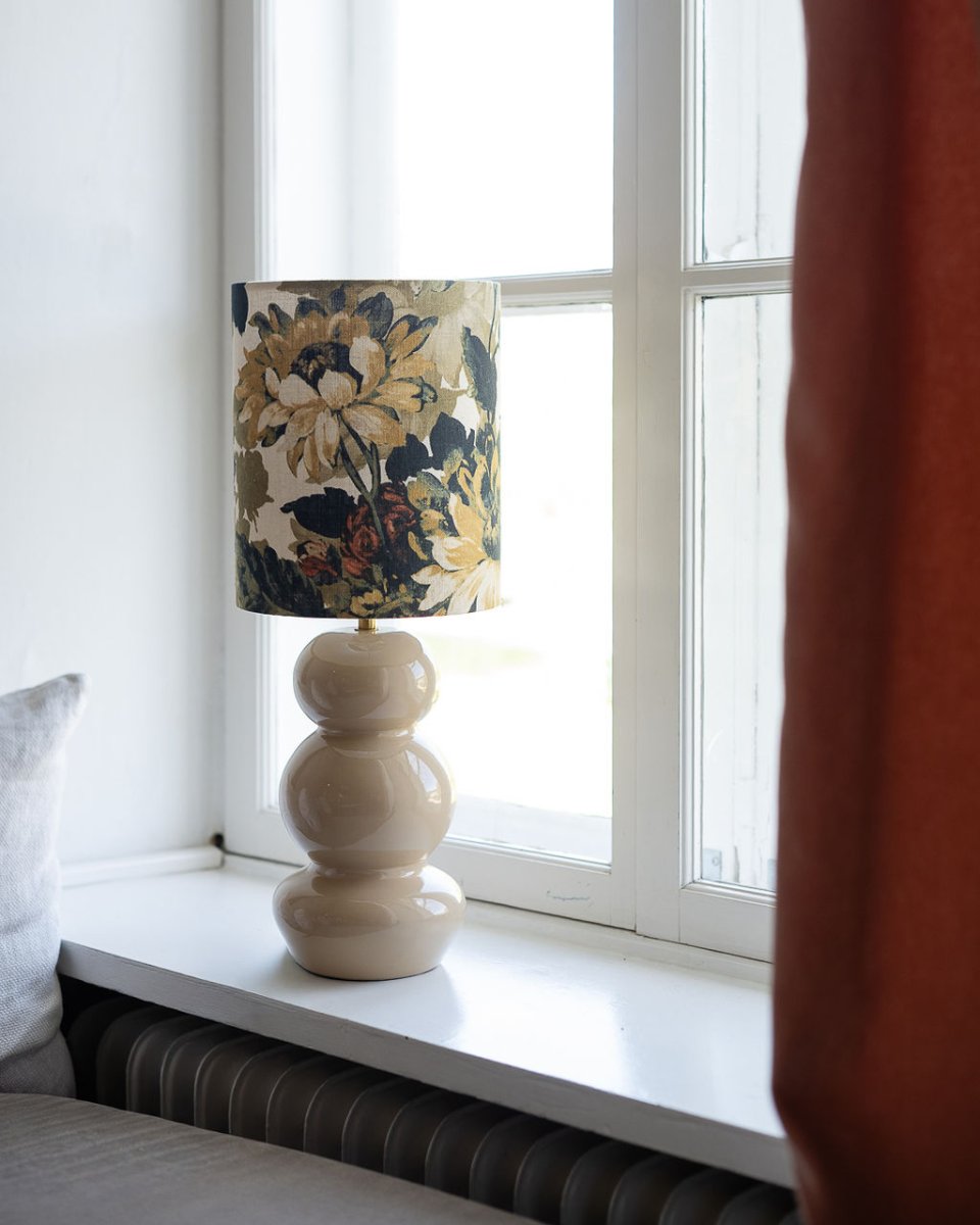Becca 36cm Beige pied de lampe De Alde & Lind - Becca est un pied de lampe décoratif en métal beige clair à la finition brillante, semblable à de l'émail.