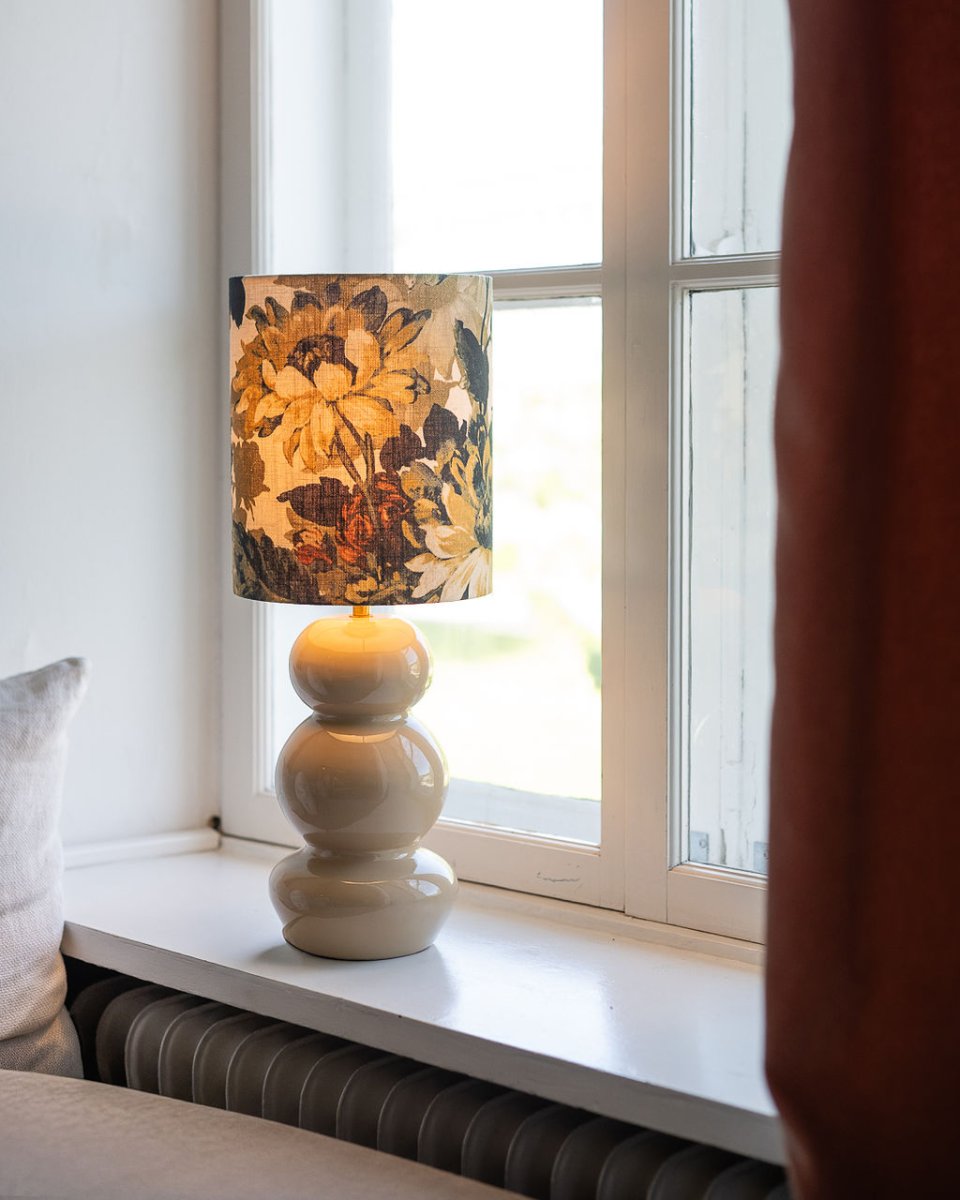 Becca 36cm Beige pied de lampe De Alde & Lind - Becca est un pied de lampe décoratif en métal beige clair à la finition brillante, semblable à de l'émail.
