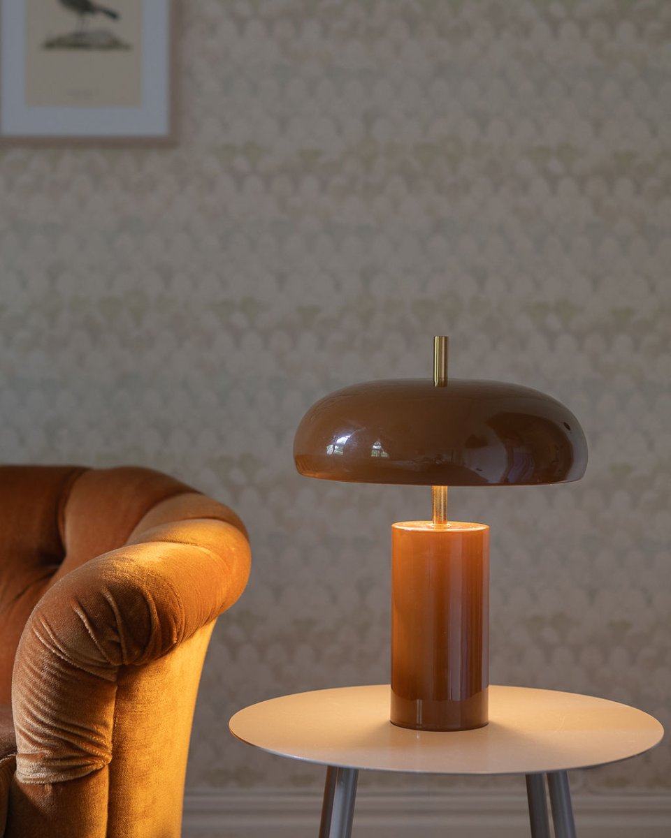 Lex 40cm Brun lampe de table De Alde & Lind - Son large abat-jour arrondi diffuse une lumière agréable vers le bas et est doublé de blanc à l'intérieur pour une répartition optimale de la lumière.