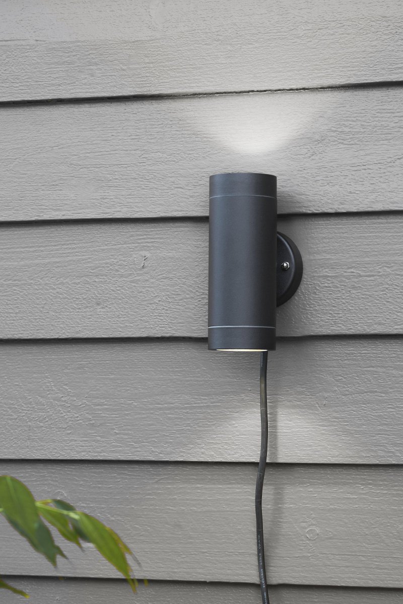 Éclairage De Façade 3W Noir Garden 24 De Markslöjd - Con&ccedil;u pour une utilisation en ext&eacute;rieur (classe de protection IP44) et dimmable.