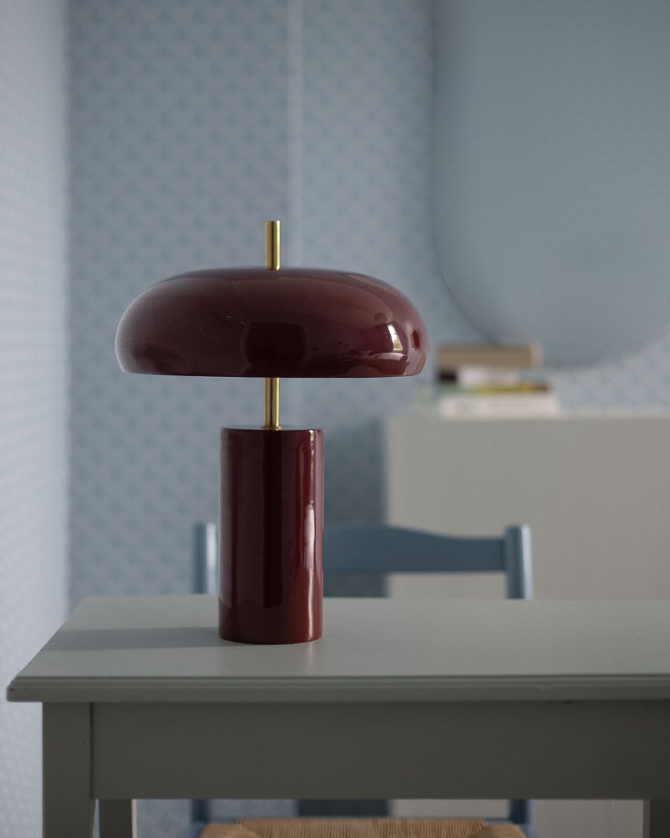 Lex 40cm rouge foncé lampe de table De Alde & Lind - Son abat-jour large et arrondi diffuse une lumière agréable vers le bas et est doublé de blanc à l'intérieur pour une répartition optimale de la lumière.