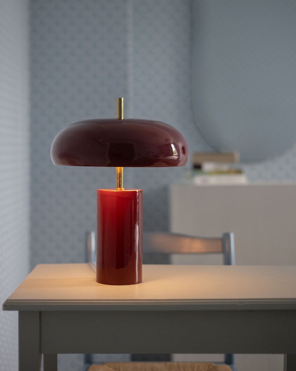 Lex 40cm rouge foncé lampe de table De Alde & Lind - Son abat-jour large et arrondi diffuse une lumière agréable vers le bas et est doublé de blanc à l'intérieur pour une répartition optimale de la lumière.