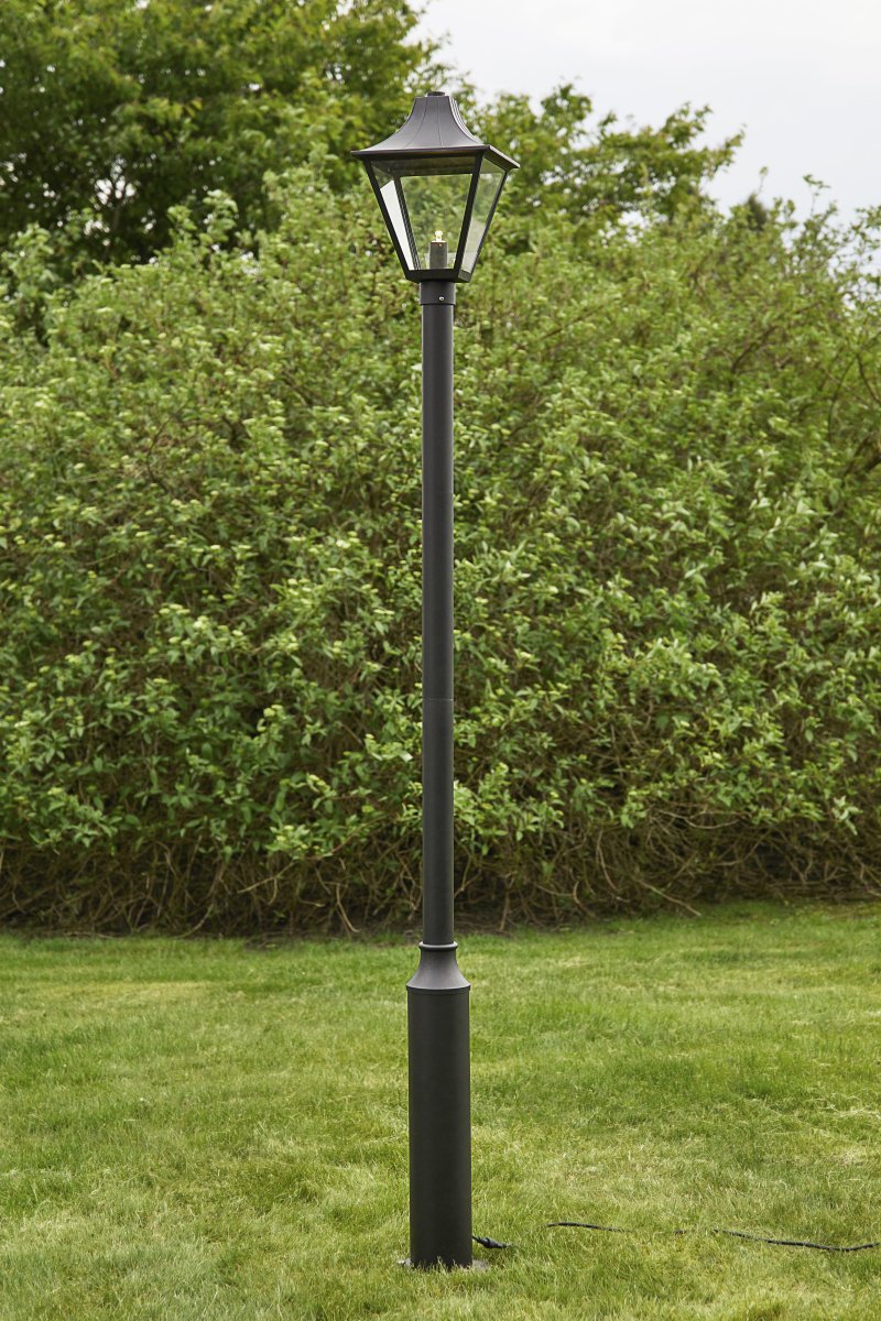 Lampadaire 3W Noir Garden 24 De Markslöjd - Un lampadaire au design classique, r&eacute;glable en hauteur entre 175 et 225 cm.