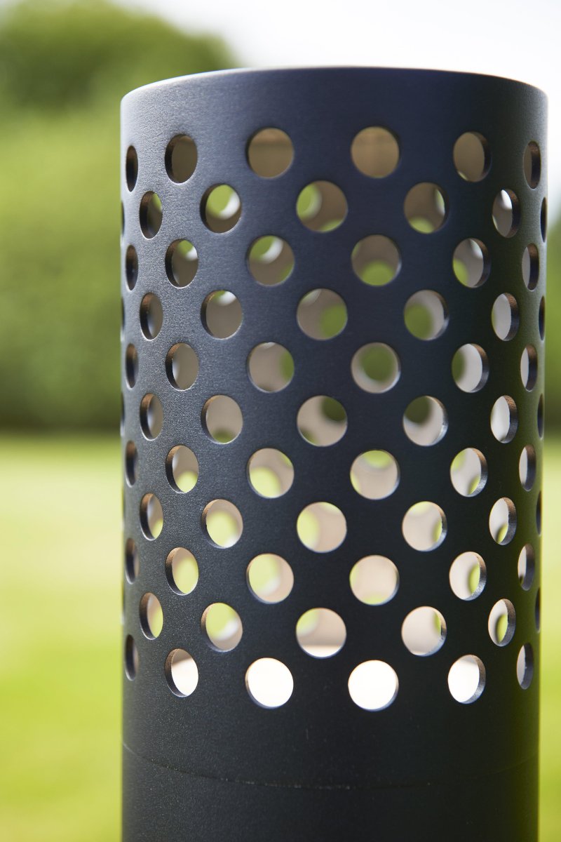 Borne Lumineuse 6W 96cm Noir Garden 24 De Markslöjd - Cette borne mesure 96 cm de haut et est fabriqu&eacute;e en m&eacute;tal peint en noir.