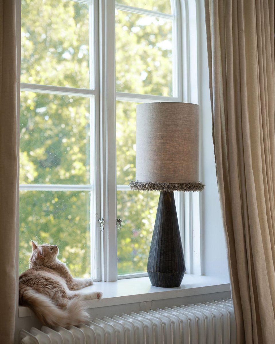 Lampshade Cylinder Fringe Ø30 Nature De Alde & Lind - Sa forme droite facilite son placement et s'adapte aux intérieurs modernes, classiques et d'inspiration rétro.