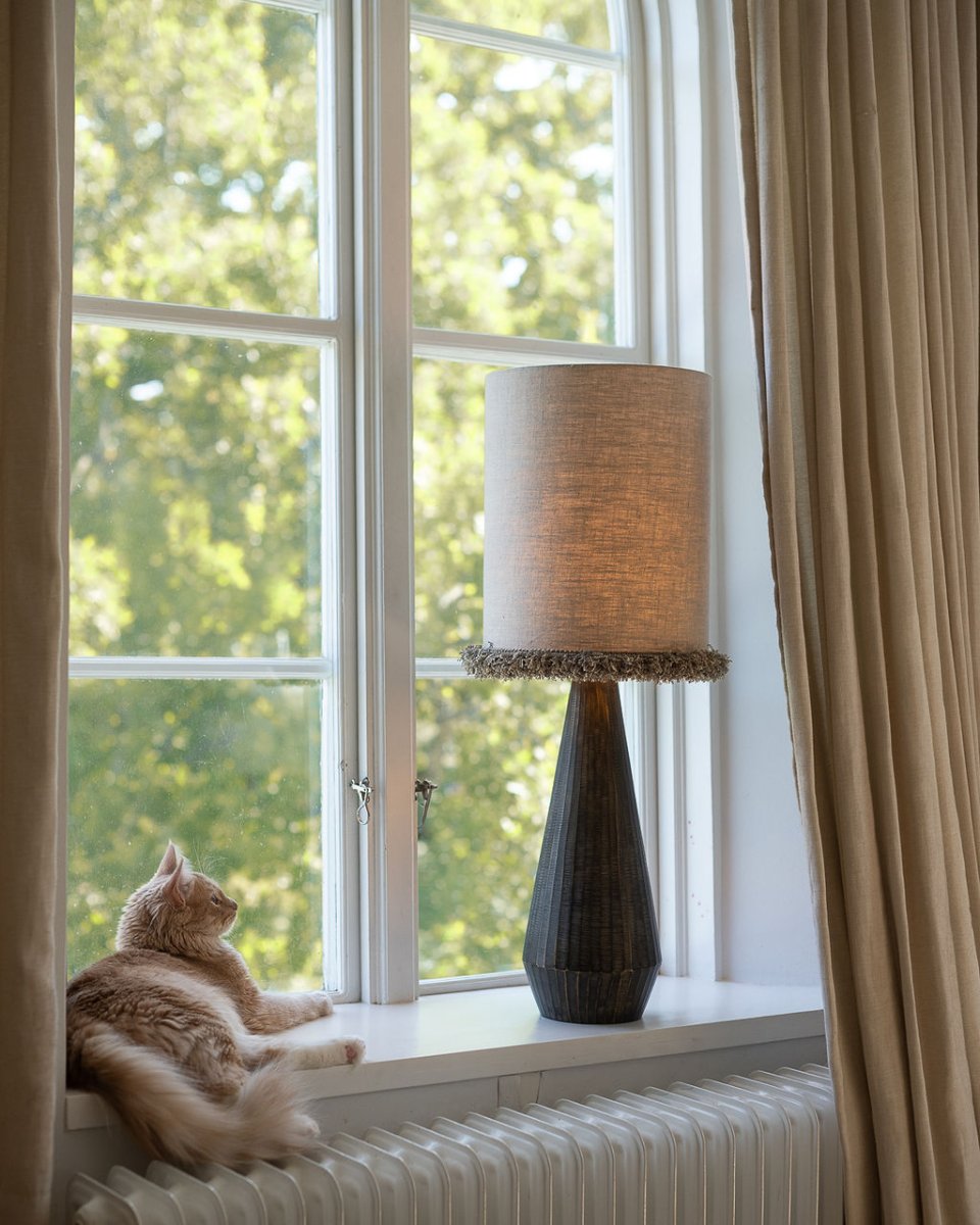 Axel 54cm Noir antique pied de lampe De Alde & Lind - Sa forme conique et élancée lui confère une présence élégante, tandis que le motif en relief décoratif sur le métal crée une texture et une profondeur saisissantes.
