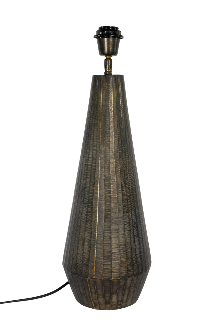 Axel 54cm Noir antique pied de lampe De Alde & Lind - Sa forme conique et élancée lui confère une présence élégante, tandis que le motif en relief décoratif sur le métal crée une texture et une profondeur saisissantes.