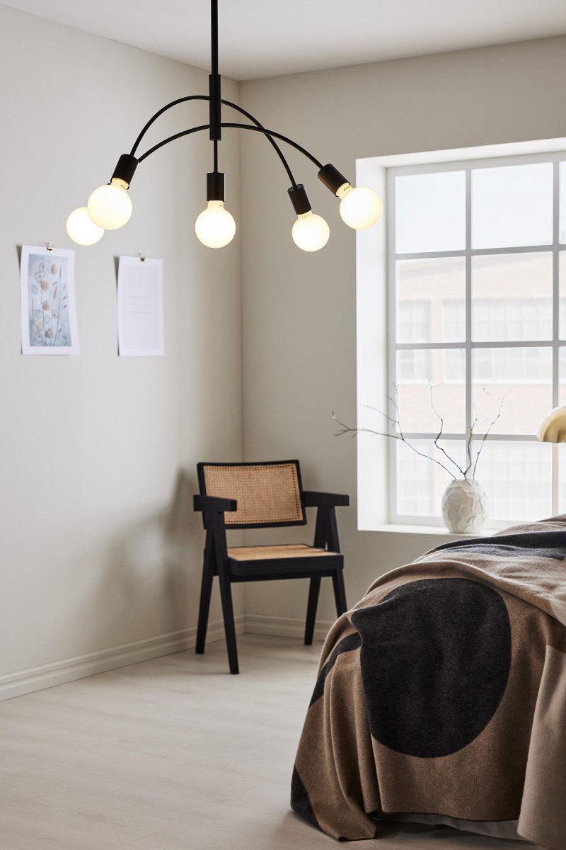 Cygnus Ø70 Noir suspension De Markslöjd - Cygnus est un plafonnier accrocheur avec cinq bras m&eacute;talliques incurv&eacute;s qui cr&eacute;ent une atmosph&egrave;re moderne et &eacute;l&eacute;gante.