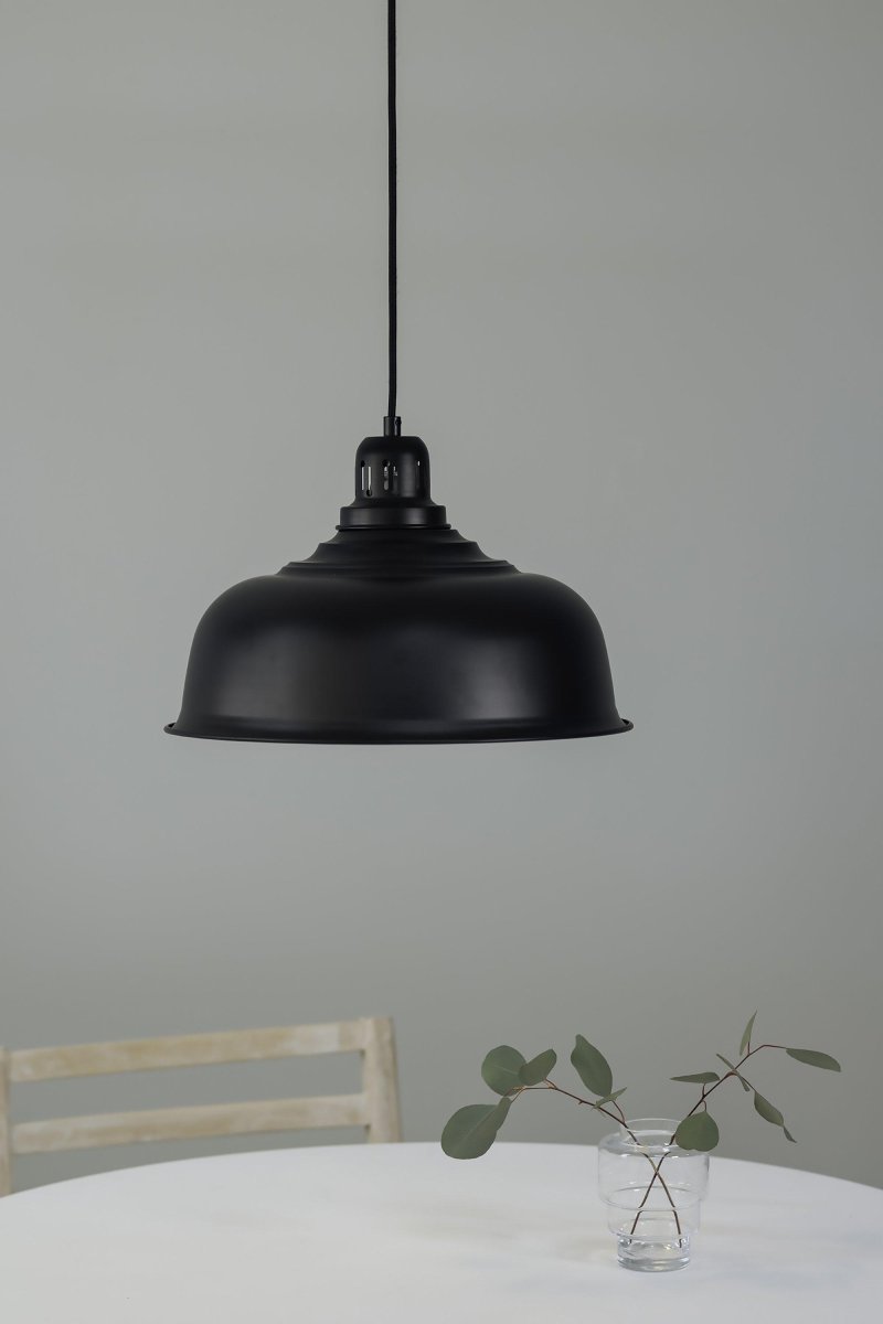 Port Ø37 Noir suspension De Markslöjd - Avec un diam&egrave;tre de 38 cm et un int&eacute;rieur blanc, il diffuse une belle lumi&egrave;re.