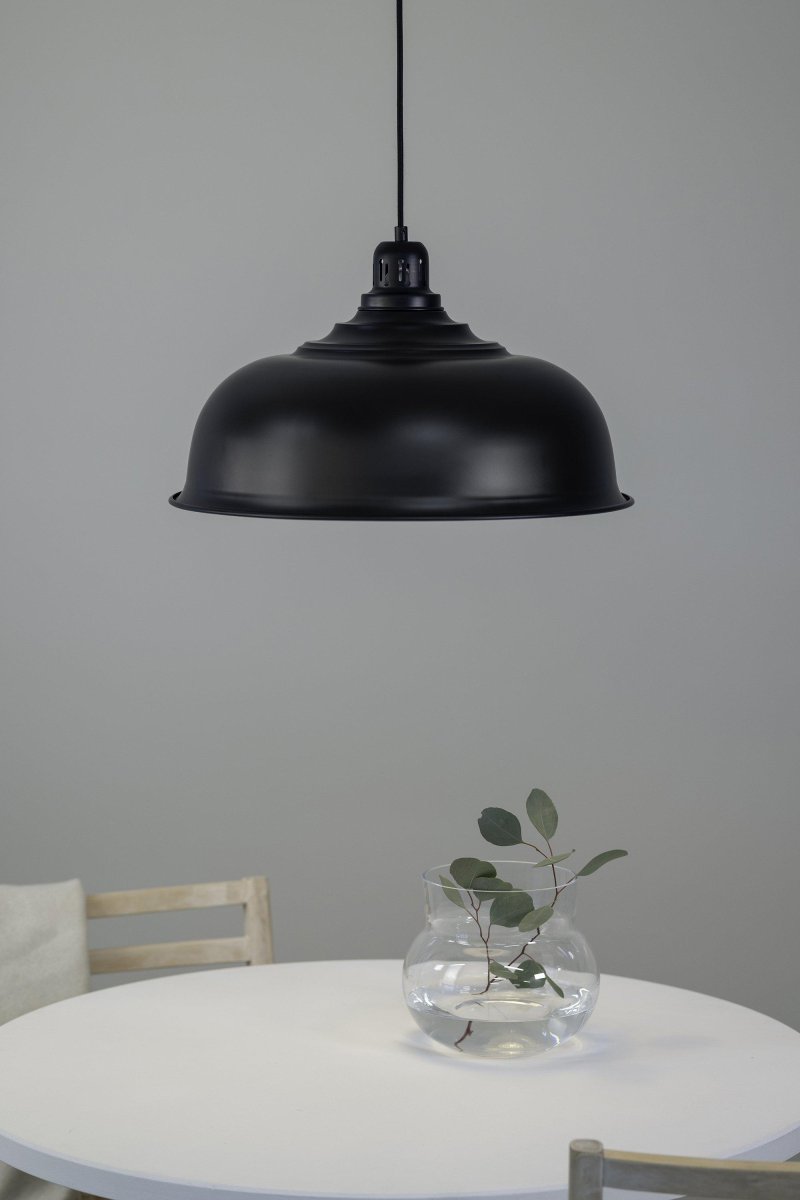 Port Ø50 Noir suspension De Markslöjd - Avec un diam&egrave;tre de 50 cm et un int&eacute;rieur blanc, il diffuse une belle lumi&egrave;re.