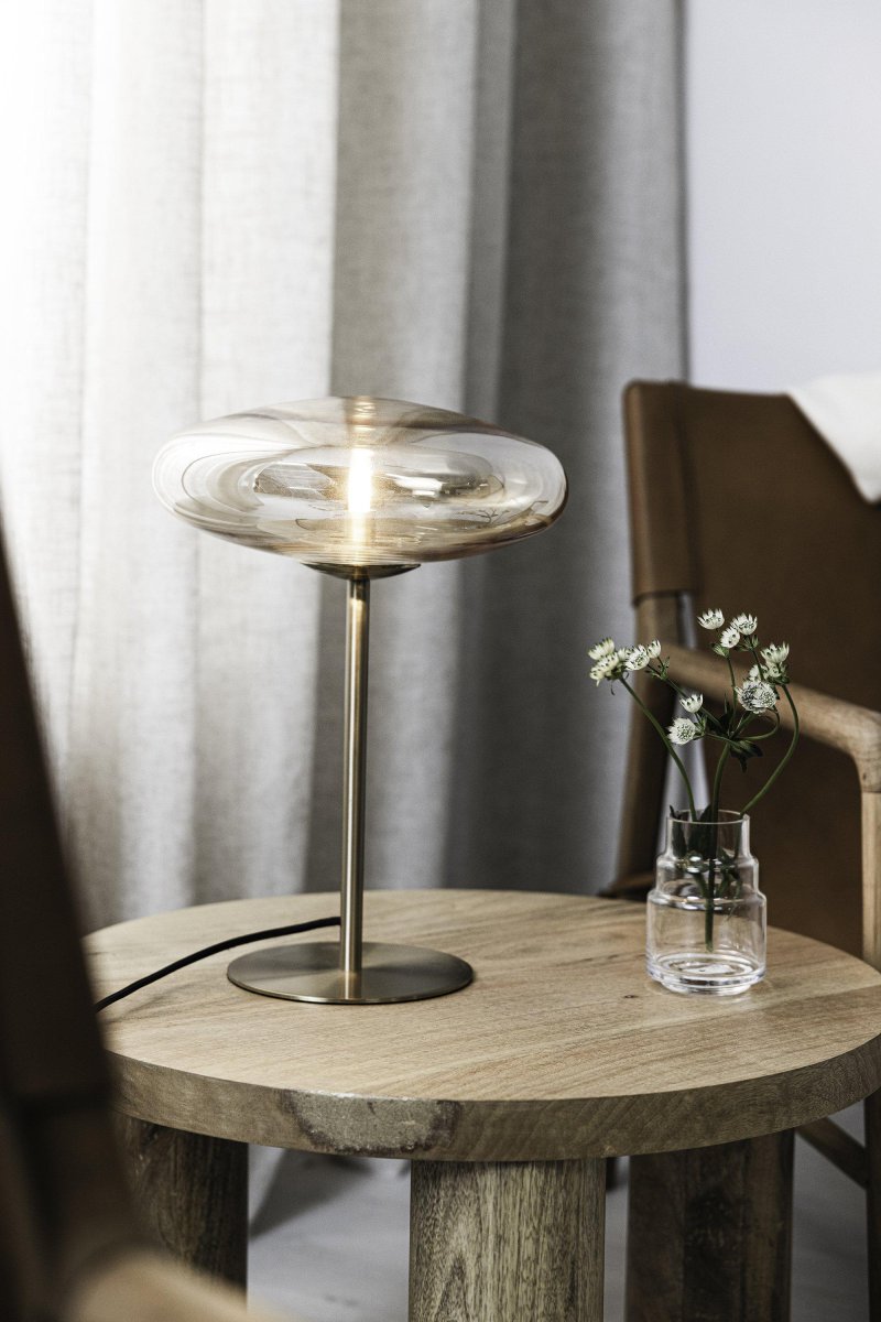 Locus 40cm Laiton lampe de table De Markslöjd - Les formes rondes et douces de la lampe et sa base &eacute;l&eacute;gante en m&eacute;tal couleur laiton lui conf&egrave;rent un look moderne qui met en valeur n'importe quelle surface.