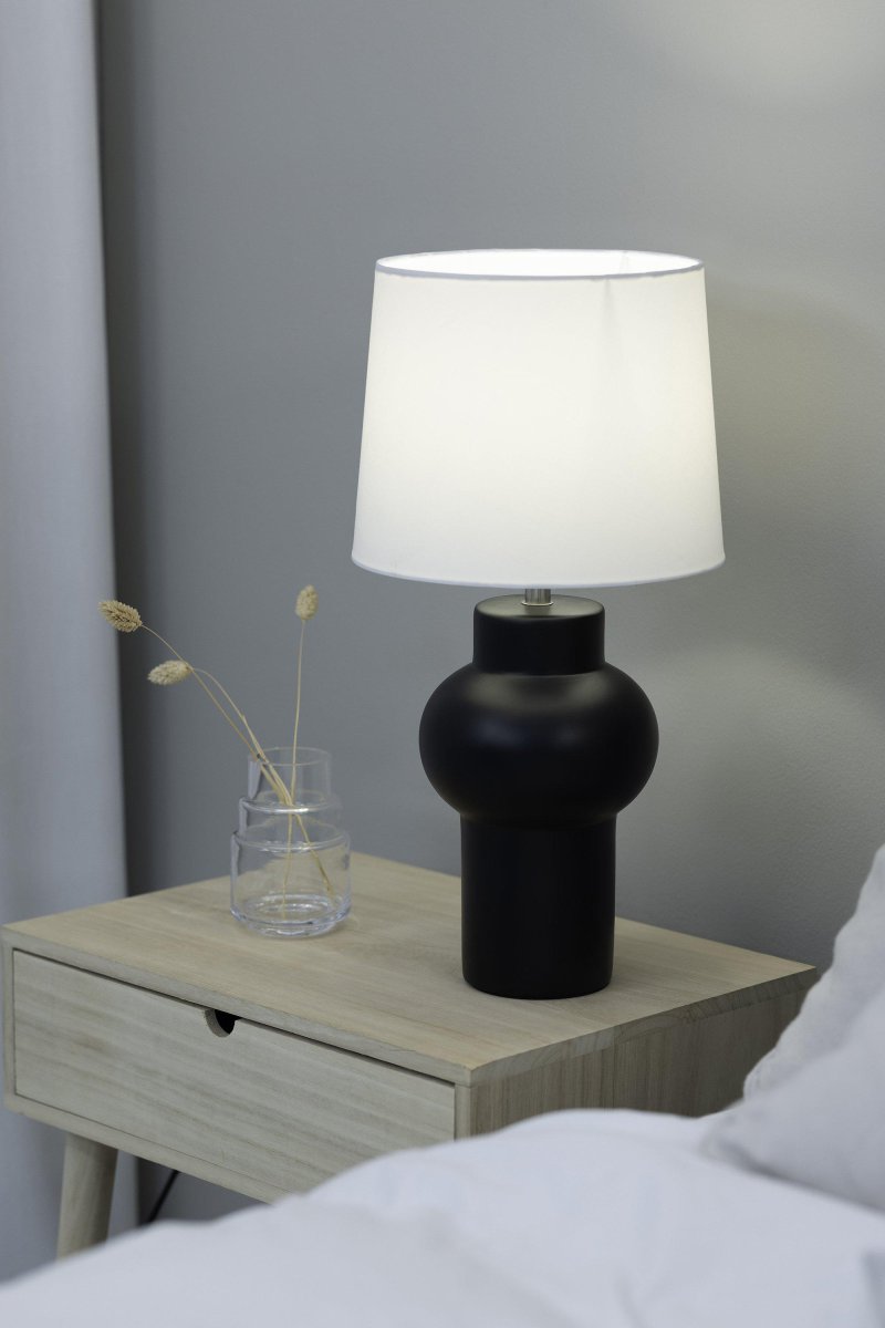 Shape 46cm Noir lampe de table De Markslöjd - La lampe de table Shape est une lampe noire &eacute;l&eacute;gante avec une belle base en c&eacute;ramique et un abat-jour en textile blanc qui cr&eacute;e une lumi&egrave;re douce.