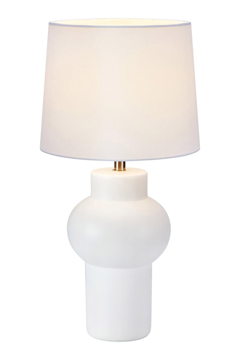Shape 46cm Blanc lampe de table De Markslöjd - La lampe de table Shape est une lampe blanche &eacute;l&eacute;gante avec une belle base en c&eacute;ramique et un abat-jour en textile blanc qui cr&eacute;e une lumi&egrave;re douce.