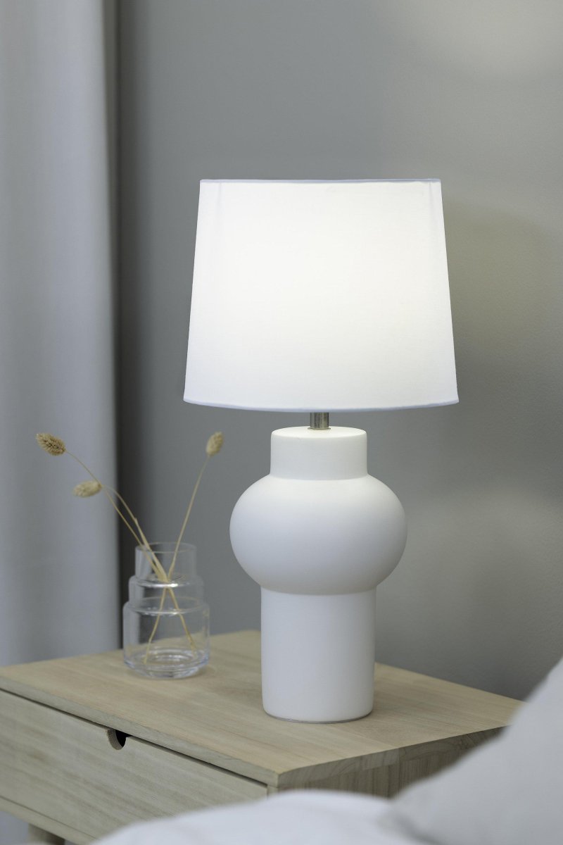 Shape 46cm Blanc lampe de table De Markslöjd - La lampe de table Shape est une lampe blanche &eacute;l&eacute;gante avec une belle base en c&eacute;ramique et un abat-jour en textile blanc qui cr&eacute;e une lumi&egrave;re douce.
