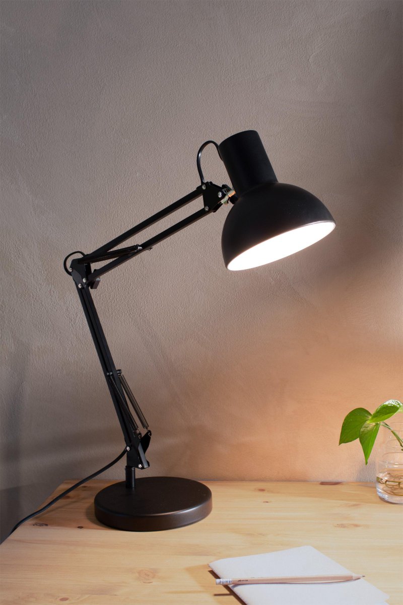 Architect 80cm Noir lampe de bureau De Markslöjd - Une lampe idéale pour créer un lieu de travail efficace et bien éclairé ou pour ajouter une touche industrielle à votre maison.