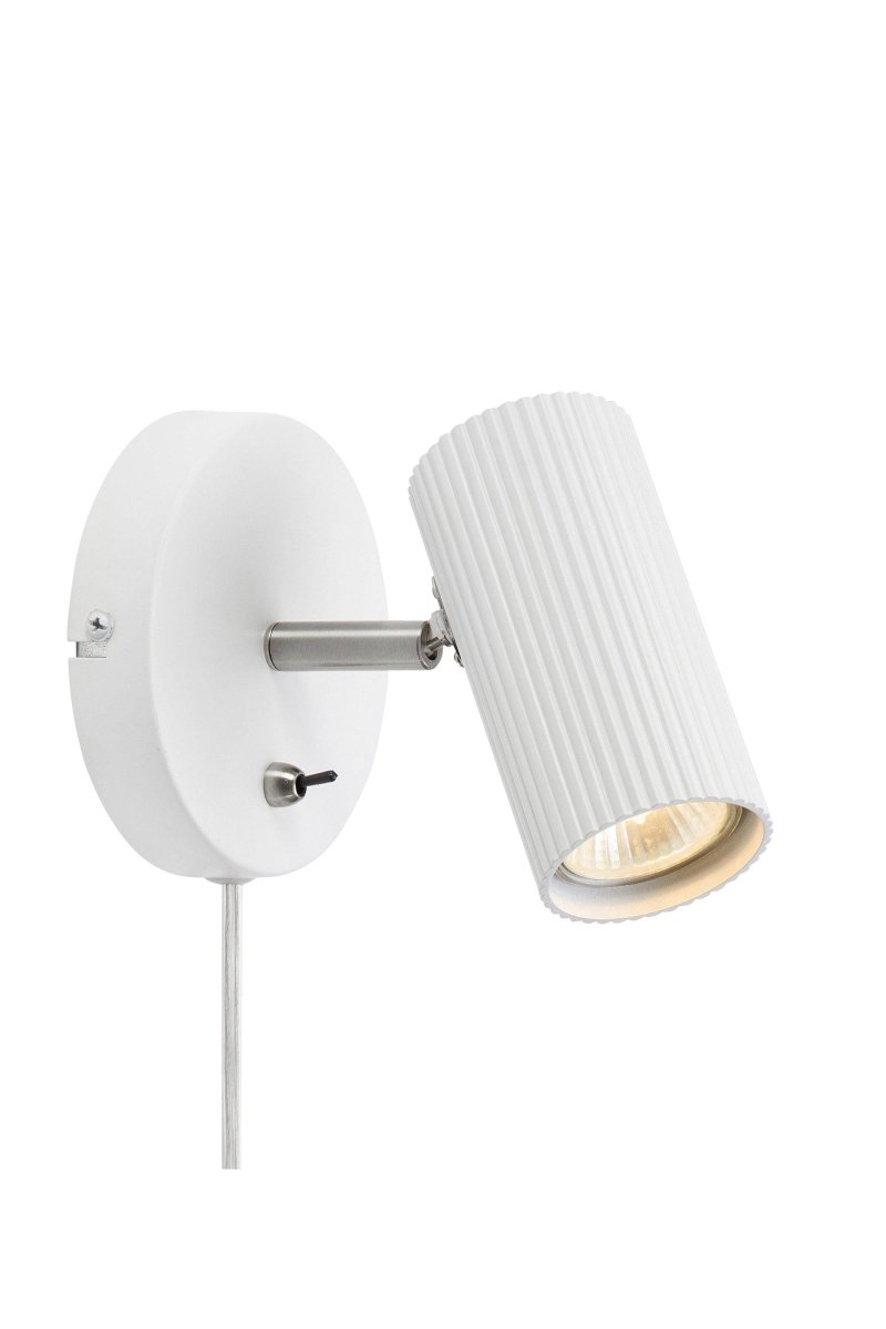 Costilla Blanc lampe de lecture De Markslöjd - Grâce à son design simple et sa couleur élégante, la lampe s'intègre dans la plupart des styles d'intérieur.