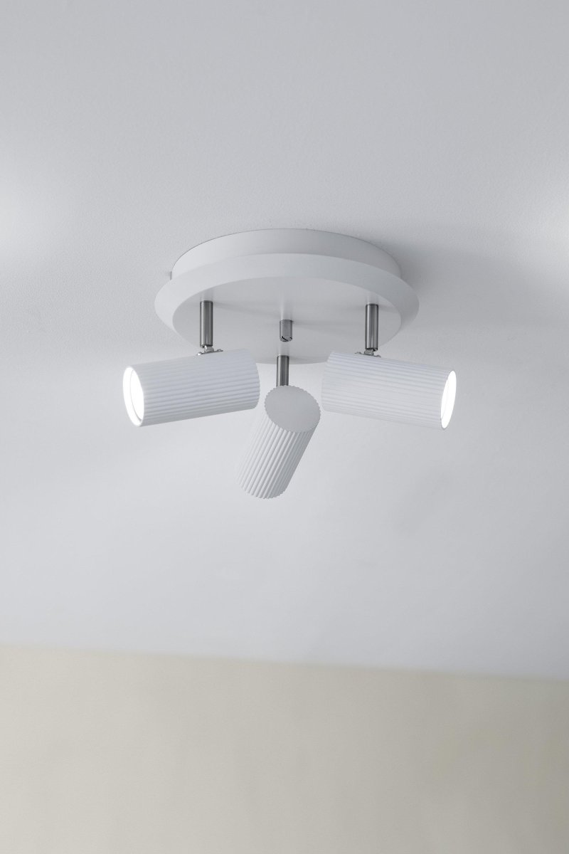 Costilla 3 Blanc spot De Markslöjd - Avec son design minimaliste et sa fabrication de haute qualité, cette lampe allie esthétique et éclairage pratique et deviendra un détail sophistiqué dans votre maison.