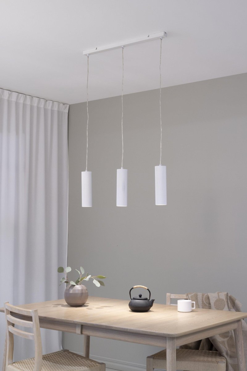 Costilla 68cm Blanc suspension De Markslöjd - Abat-jour en métal subtilement nervuré suspendus à une série de câbles transparents de 1,5 m de long.