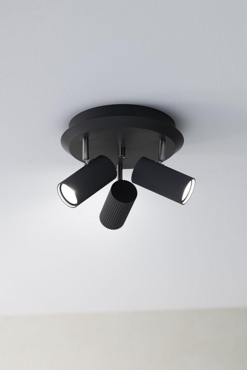 Costilla 3 Gris spot De Markslöjd - Avec son design minimaliste et sa fabrication de haute qualité, cette lampe allie esthétique et éclairage pratique et deviendra un détail sophistiqué dans votre maison.