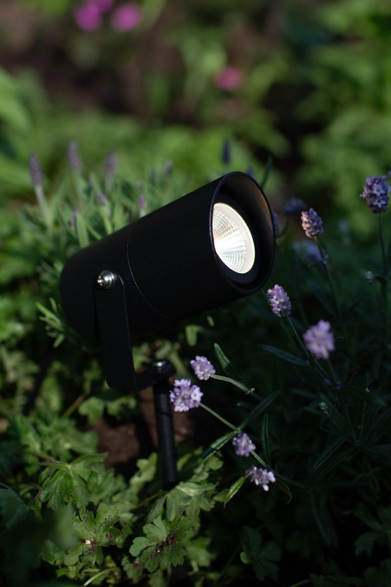 Spotlight 6W Noir Garden 24 De Markslöjd - Le projecteur est classé IP44 et convient à une utilisation en extérieur et a un angle de faisceau de 360 degrés.
