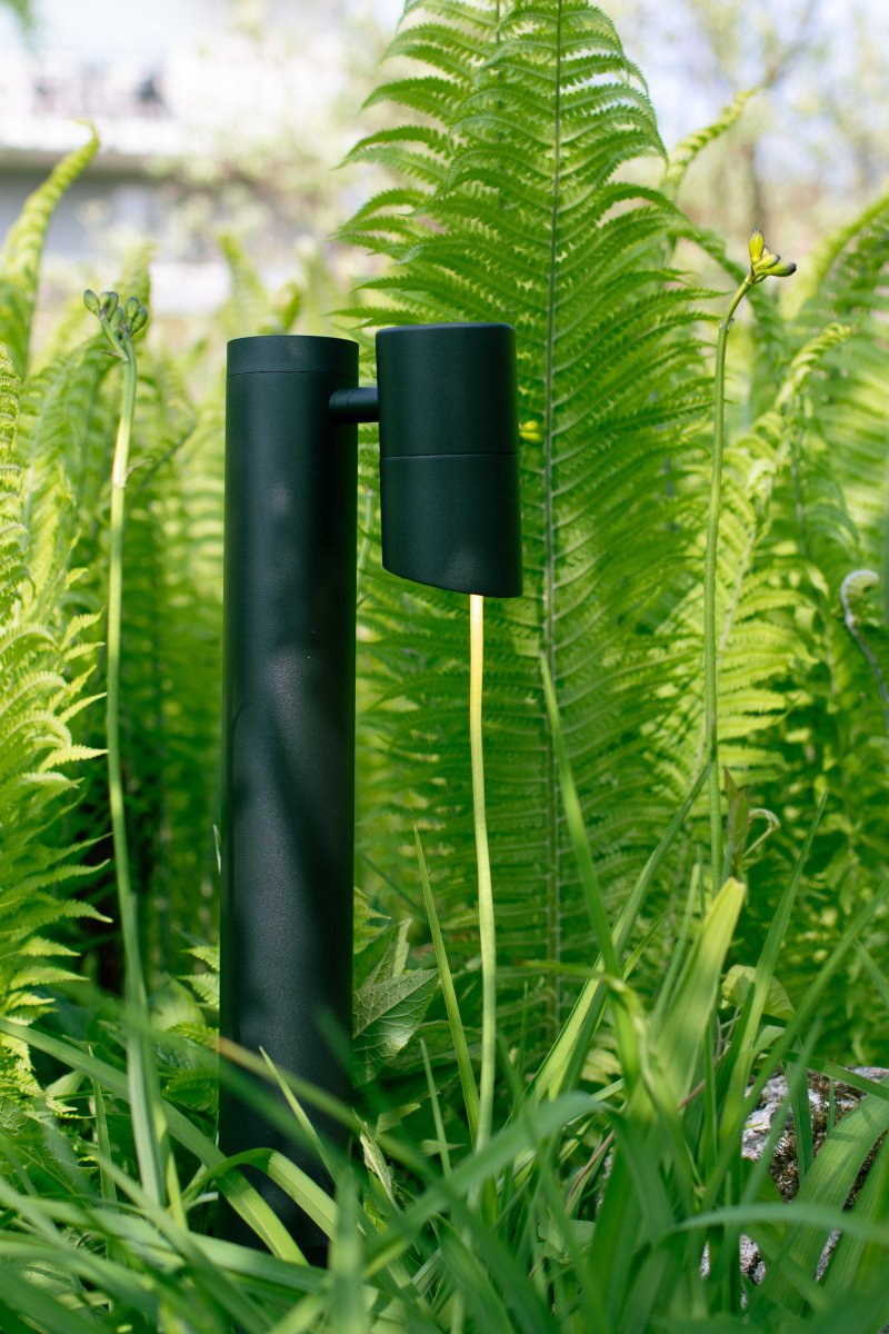 Spotlight 60cm Noir Garden 24 De Markslöjd - Le Garden 24 Spotlight Black 60 cm est une borne cylindrique élégante et haute avec un éclairage LED de 6 W.