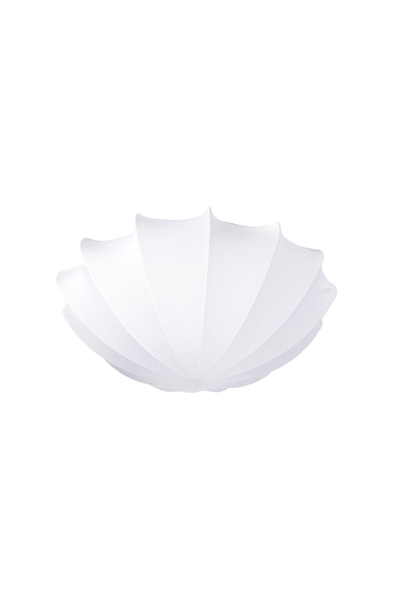 Camellia Ø50 Blanc plafonnier De Markslöjd - Le design unique et sculptural rappelle un escargot et lui confère une forme douce et naturelle qui diffuse une lumière harmonieuse dans toute la pièce.