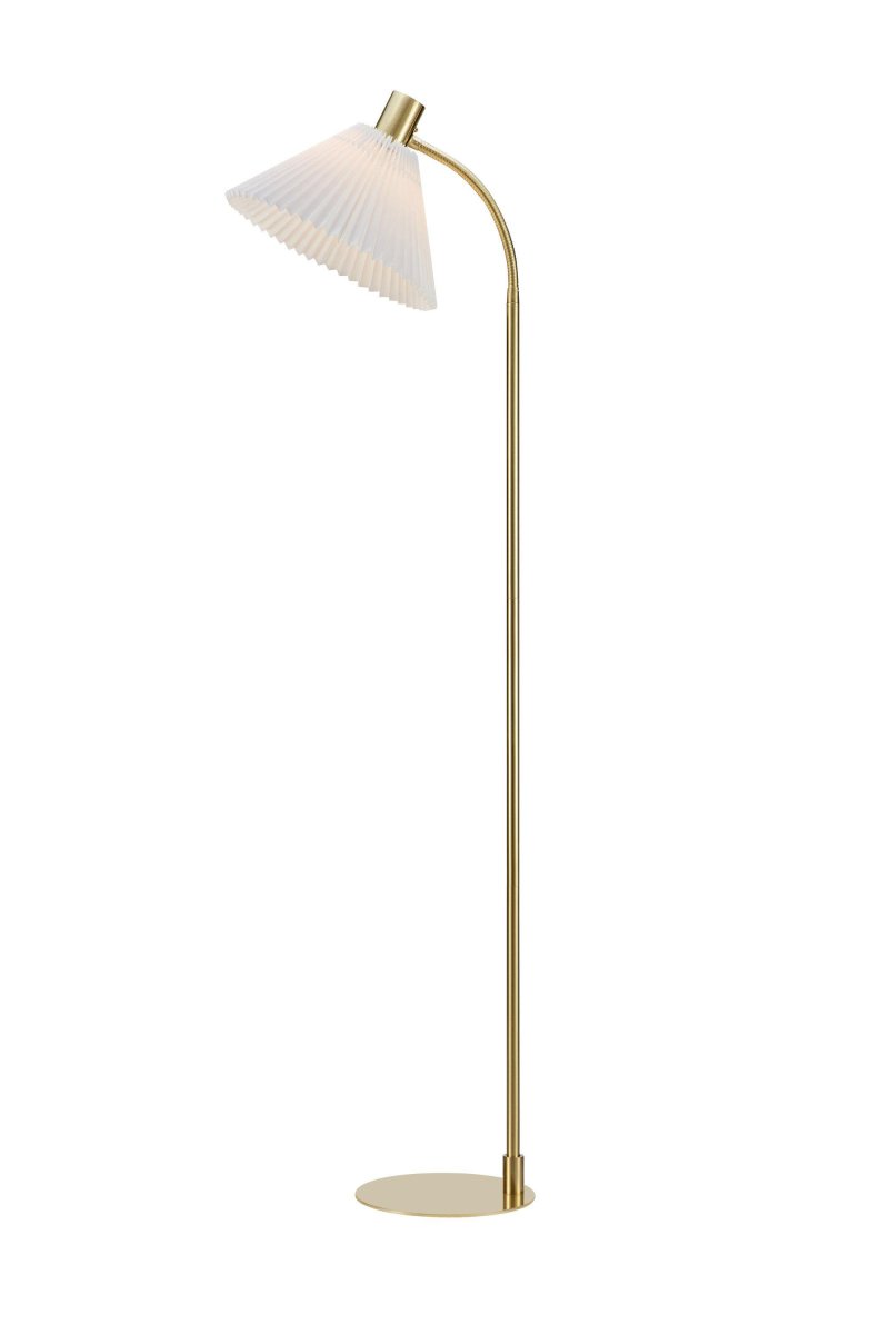 Mira Laiton brossé lampadaire De Markslöjd - L'interrupteur marche/arrêt est facilement accessible sur la tête de la lampe et les bras de la lampe sont pliables en haut.