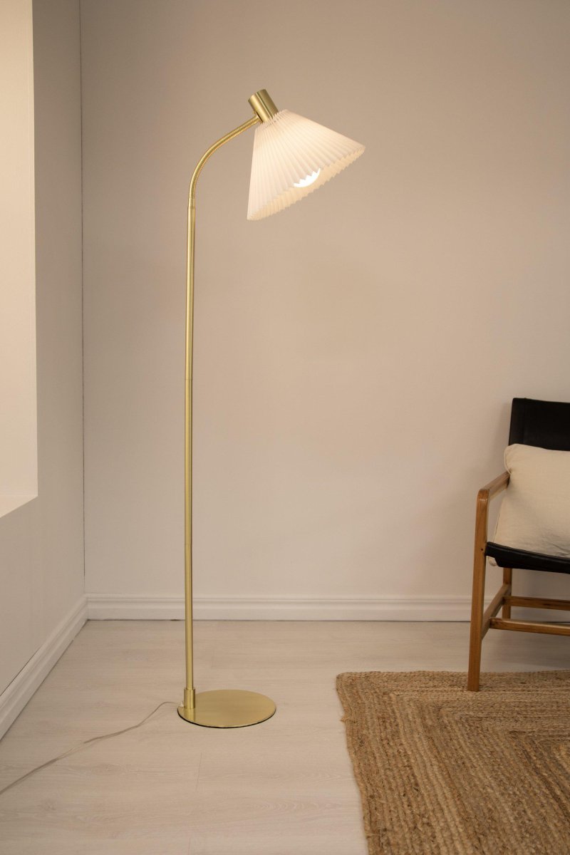 Mira Laiton brossé lampadaire De Markslöjd - L'interrupteur marche/arrêt est facilement accessible sur la tête de la lampe et les bras de la lampe sont pliables en haut.