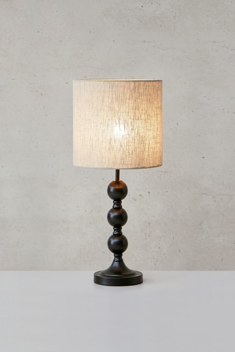 Octo 57cm Noir lampe de table De Markslöjd - Octo est une lampe de table élégante avec un abat-jour en lin beige et une base de lampe noire en forme de trois sphères douces et rondes.