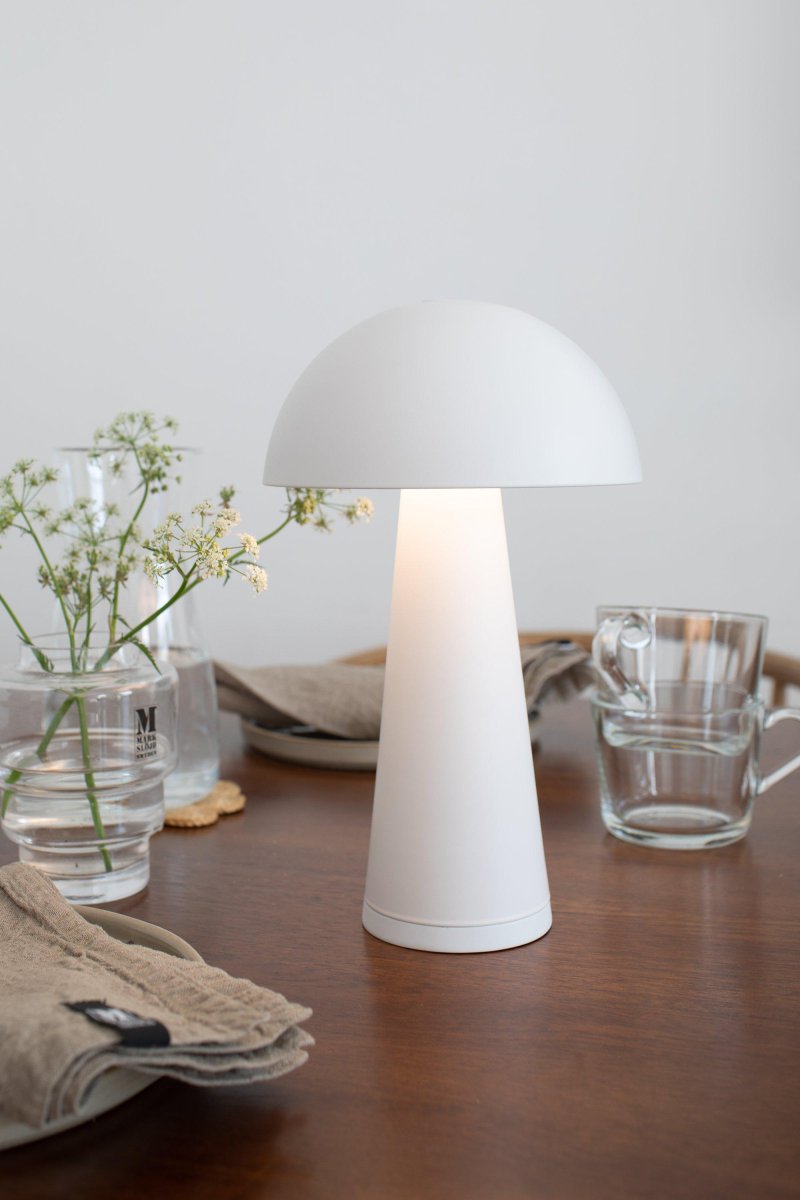 Fungi 26cm Blanc portable De Markslöjd - Fungi est une lampe de table élégante et portable en métal blanc mat, conçue pour une utilisation intérieure et extérieure.