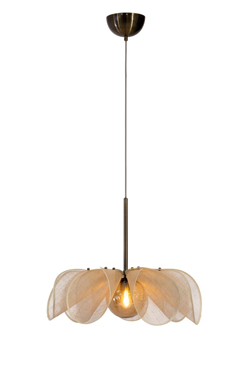 Styrka Ø63 Beige suspension De Markslöjd - Son abat-jour en fibre de bananier, évoquant une fleur, est rempli de verre ambré qui diffuse une lumière douce et agréable.