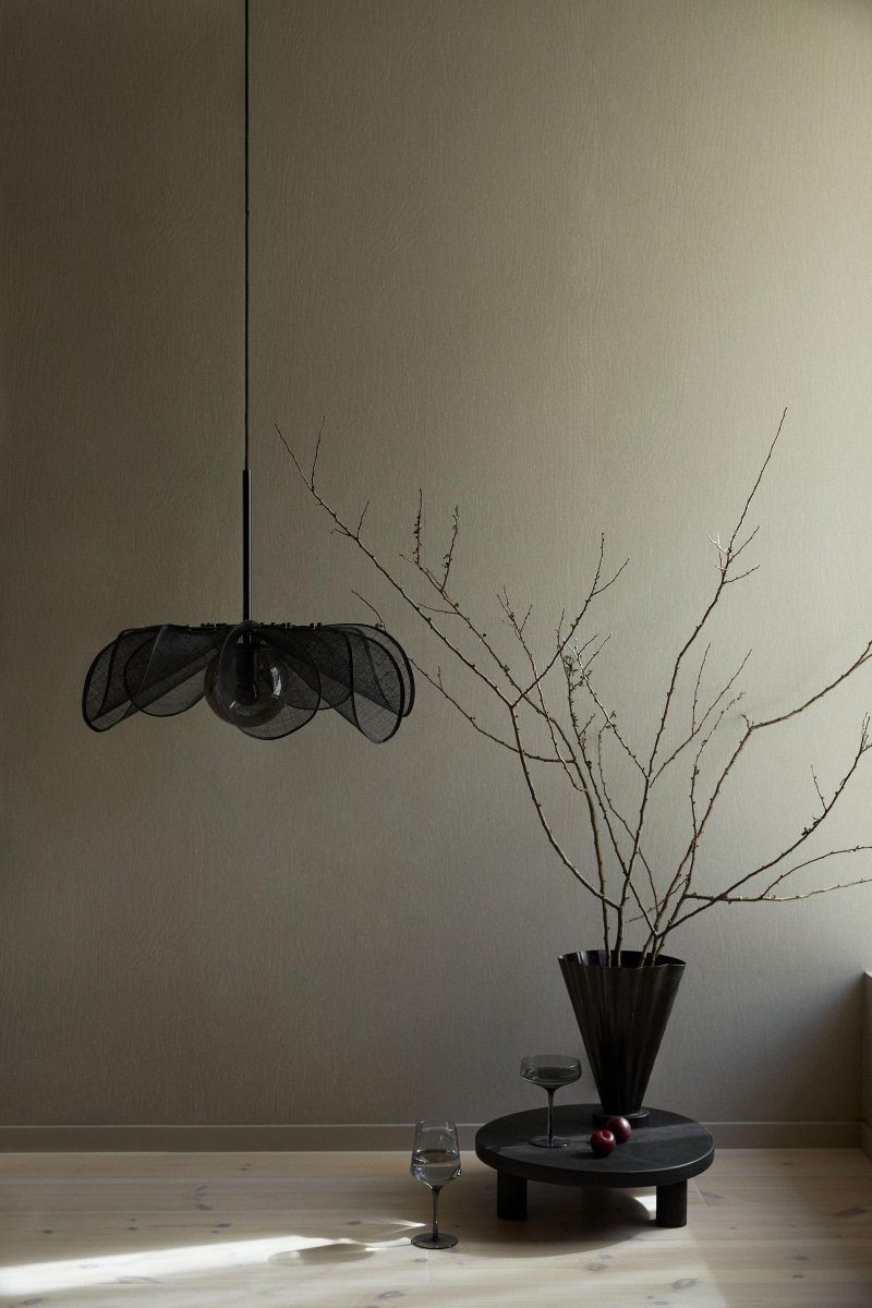 Styrka Ø63 Noir suspension De Markslöjd - Cette lampe poss&egrave;de un abat-jour en fibre de bananier qui ressemble &agrave; une fleur et un verre fum&eacute; qui cr&eacute;e une lumi&egrave;re d'ambiance.