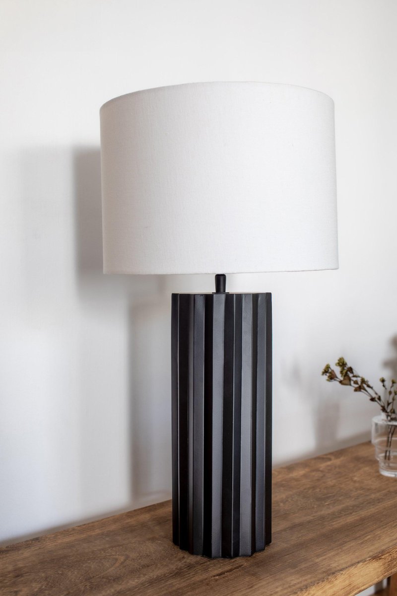 Hashira 60cm Noir lampe de table De Markslöjd - La lampe est dotée d'un câble textile noir de 2 mètres de long avec interrupteur d'alimentation et prise murale.