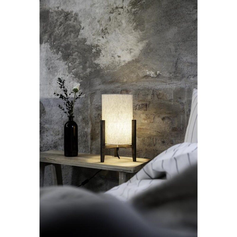 Euca 40cm Beige lampe de table De Markslöjd - Avec son pied en bois marron et son abat-jour en tissu beige, elle diffuse une lumière chaleureuse et agréable, créant une atmosphère agréable.
