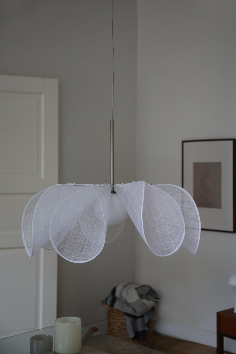 Styrka Ø75 Blanc suspension De Markslöjd - Avec un diamètre de 75 cm, la lampe est parfaite pour la chambre ou au-dessus de la table à manger.