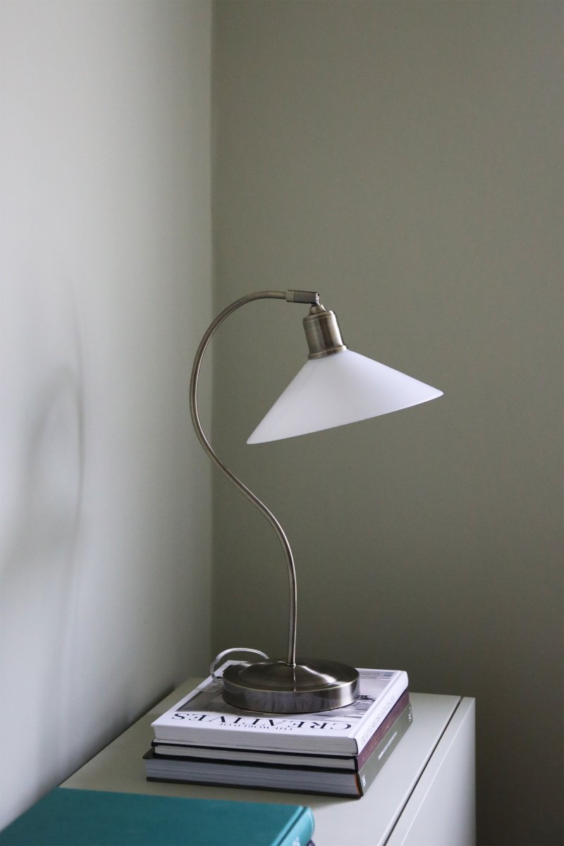 Vela 50cm Laiton/blanc lampe de table De Markslöjd - Lampe de table au design classique, évoquant une lampe de cordonnier, avec un abat-jour en verre opale blanc brillant et un pied incurvé aspect laiton.