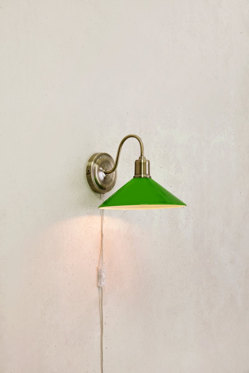 Vela 25cm Laiton/vert applique murale De Markslöjd - Applique murale de style cordonnier classique, avec abat-jour en verre vert brillant et support mural incurvé finition laiton.