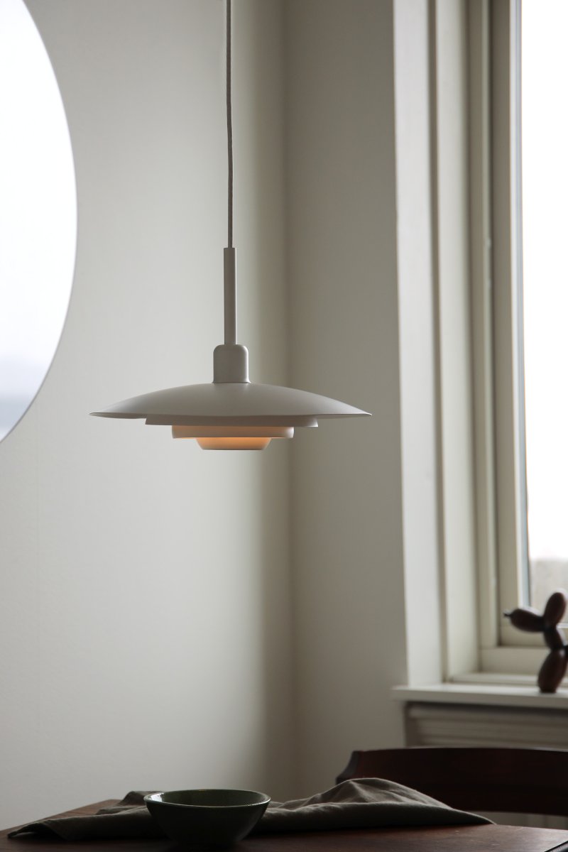 Piny Ø35 Blanc suspension De Markslöjd - Son style rappelle celui des anciens luminaires d'ascenseur, mais avec une touche beaucoup plus élégante.