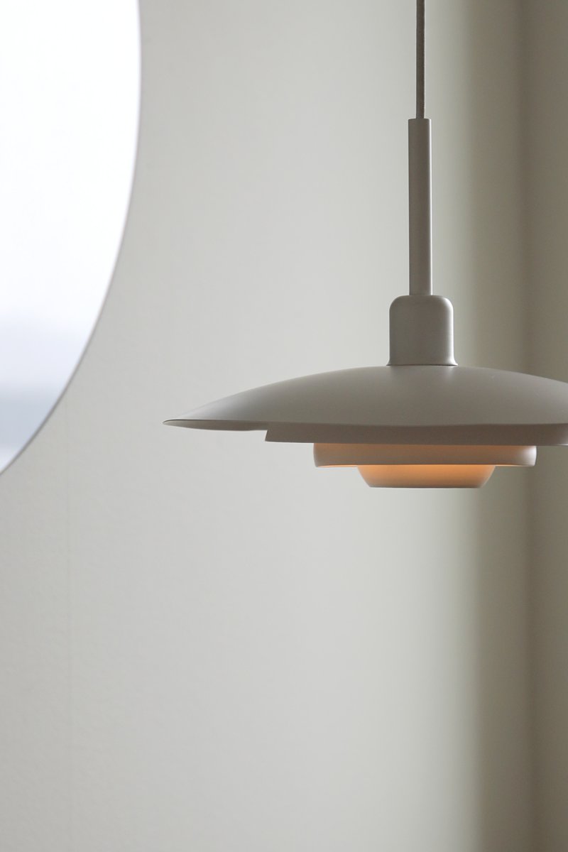 Piny Ø35 Blanc suspension De Markslöjd - Son style rappelle celui des anciens luminaires d'ascenseur, mais avec une touche beaucoup plus élégante.
