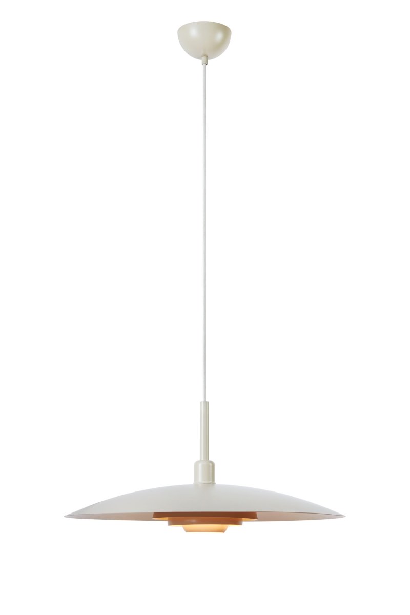 Piny Ø57 Beige suspension De Markslöjd - Son style rappelle celui des anciens luminaires d'ascenseur, mais avec une touche beaucoup plus élégante.