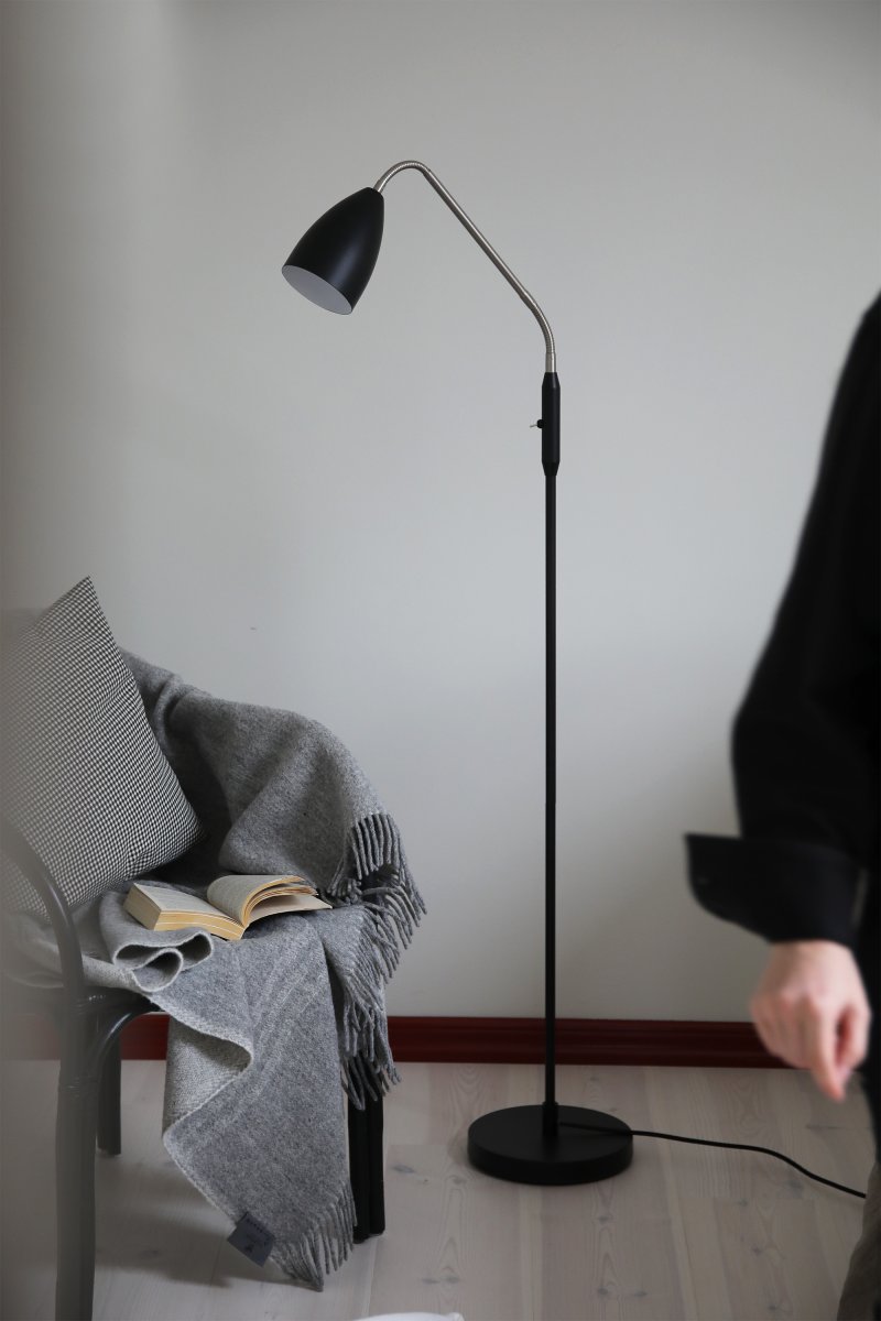 Patro Noir lampadaire De Markslöjd - Lampadaire noir élégant de 140 cm de haut.