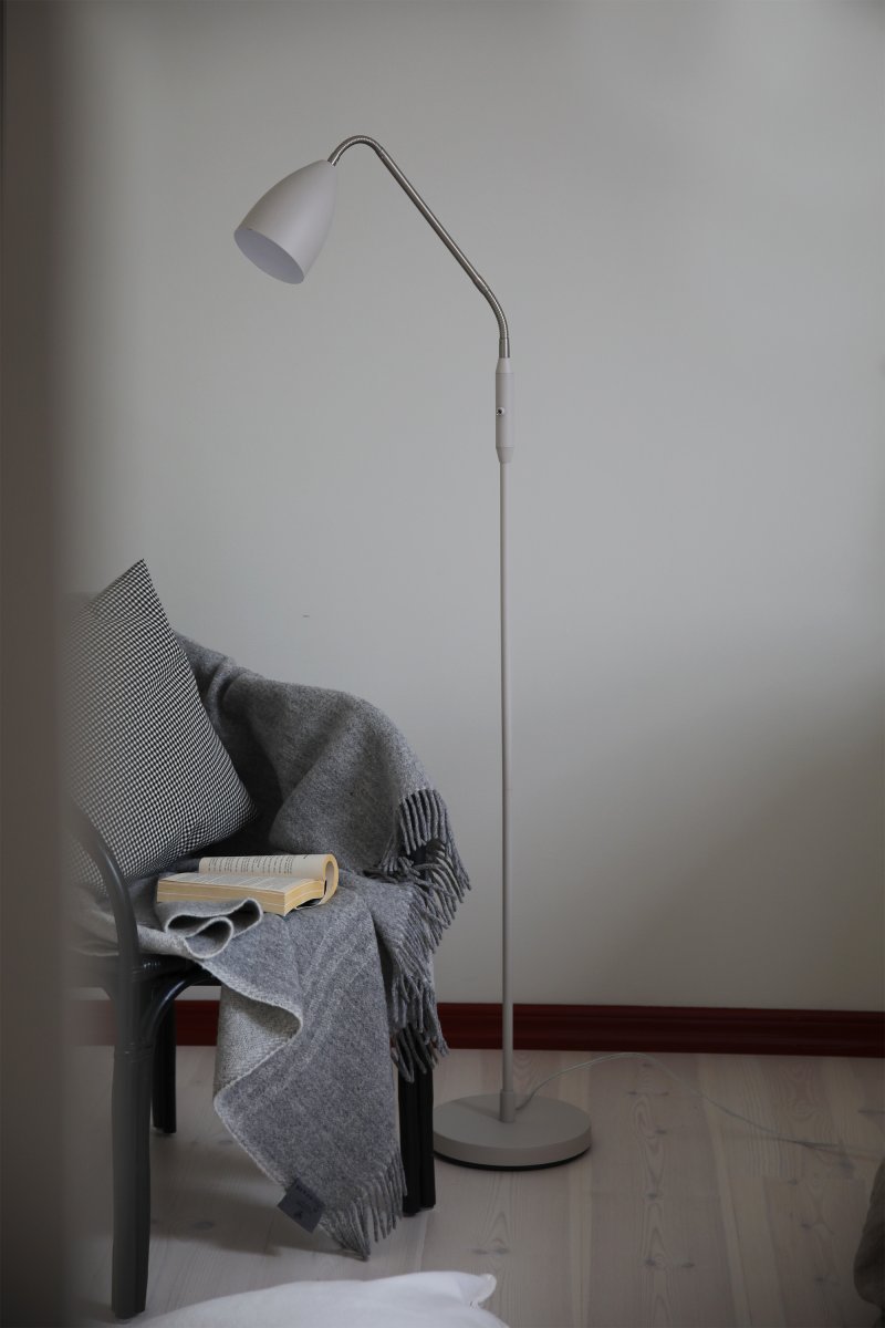 Patro Beige lampadaire De Markslöjd - Un c&acirc;ble transparent de 2 m avec prise est inclus.