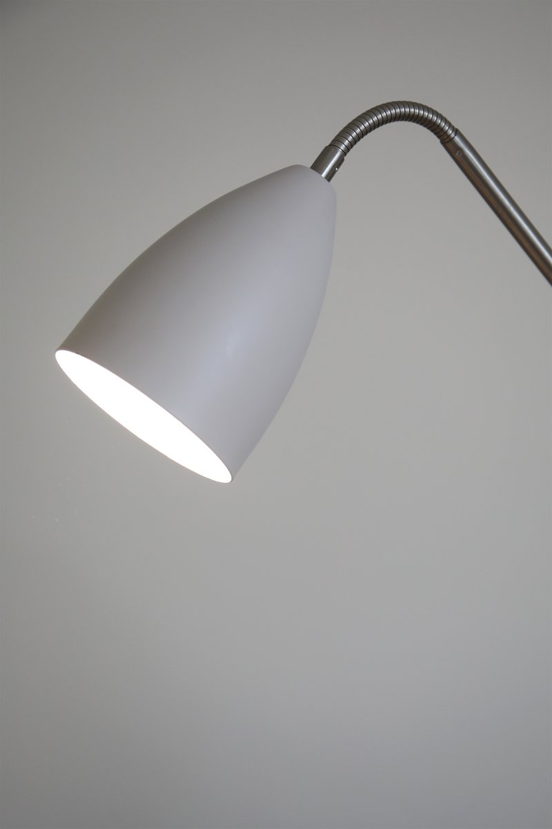 Patro Beige lampadaire De Markslöjd - Un c&acirc;ble transparent de 2 m avec prise est inclus.