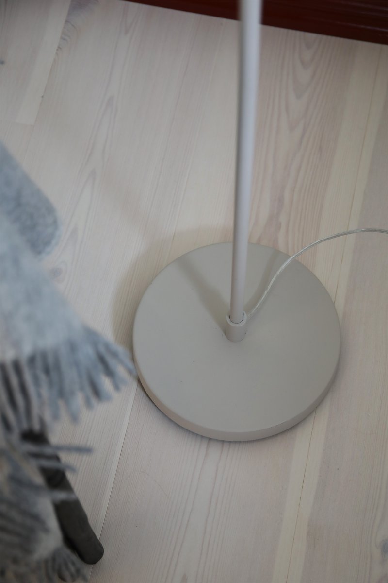Patro Beige lampadaire De Markslöjd - Un c&acirc;ble transparent de 2 m avec prise est inclus.