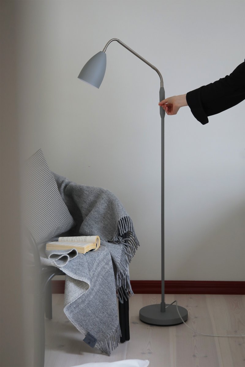 Patro Gris lampadaire De Markslöjd - Placez-le dans le salon, à côté du canapé, comme lampe de chevet.