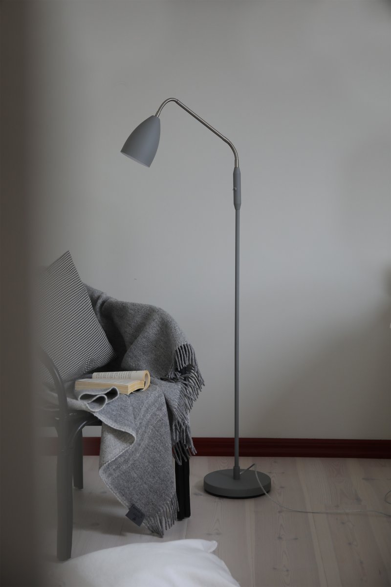 Patro Gris lampadaire De Markslöjd - Placez-le dans le salon, à côté du canapé, comme lampe de chevet.