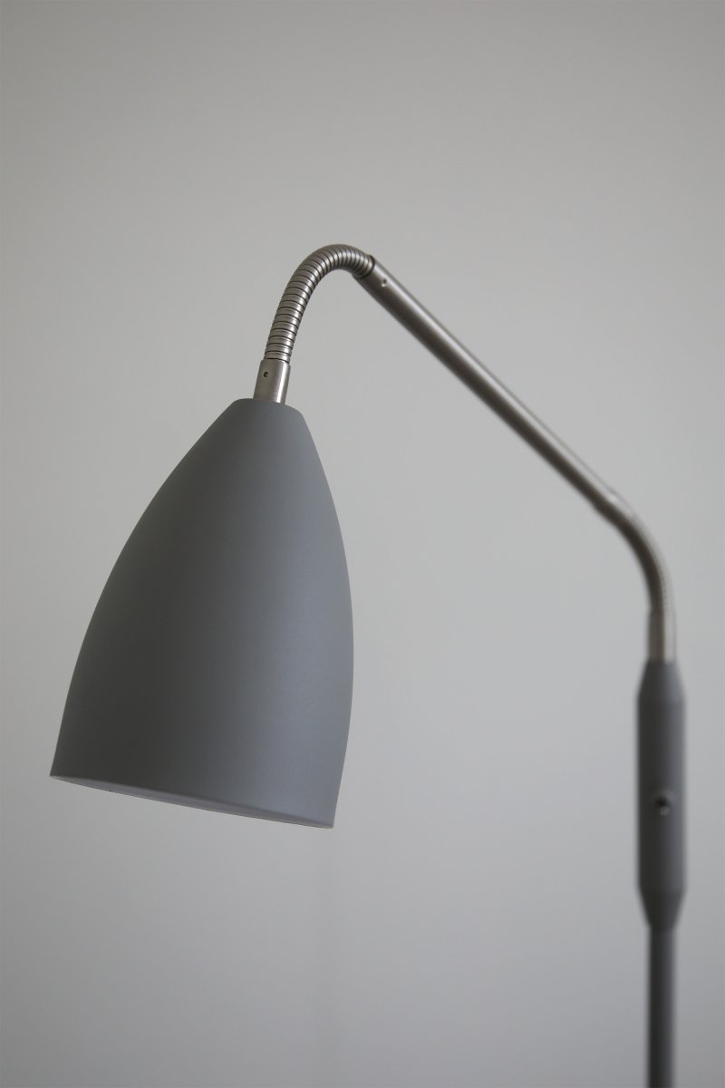 Patro Gris lampadaire De Markslöjd - Placez-le dans le salon, à côté du canapé, comme lampe de chevet.
